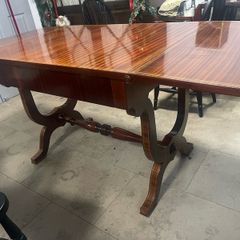 Extendable mahogany dinning table