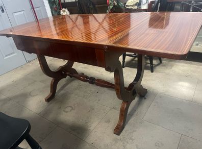 Extendable mahogany dinning table