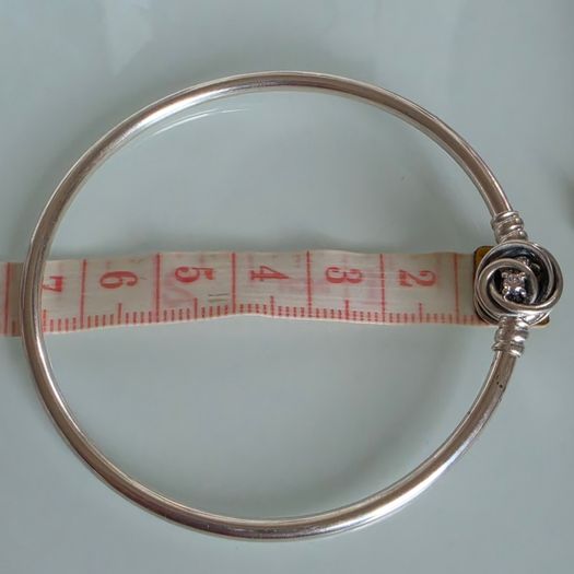 Pandora Moments encircled clasp bangle openwork swirl clasp holding a sparkling center crystal in great condition