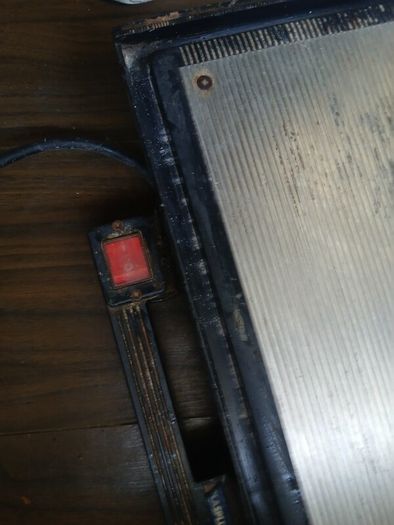 Tile cutter with tiling trowel
