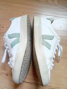 ladies runners. Veja. Size 6