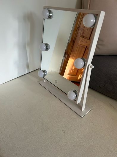 Hollywood mirror