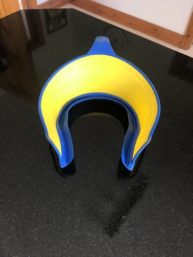 Prevents water getting in children's eye when hair washing.