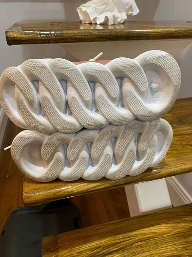 Woman's trainers size 4