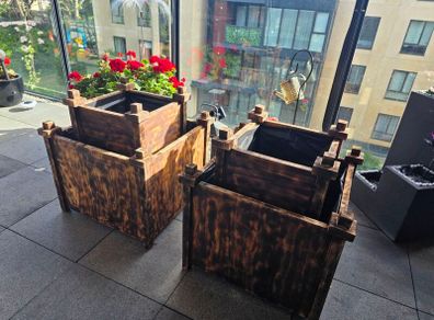 4 oak wooden planters