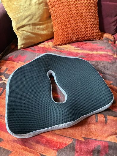 Ergonomic cushion for chairs