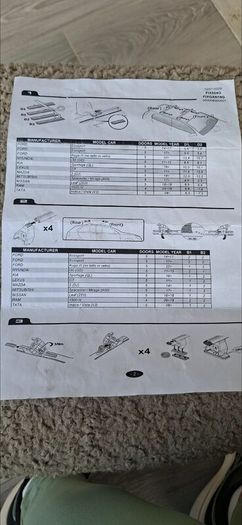 Roof box with roof bars