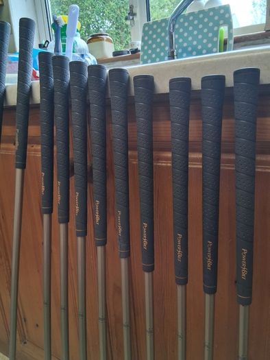 Ladies Golf Clubs. Complete Matching Set Of Ladies Right Handed Graphite Shafted Golf Clubs In Excellent Condition.