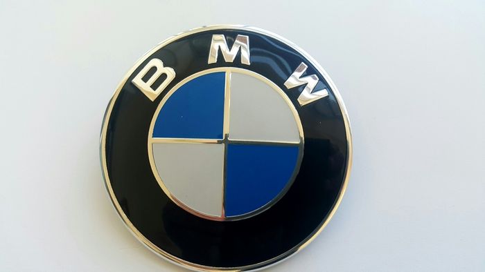 1x BMW 82mm +2 Fastener Grommets Classic blue Emblem Badge Front Rear Bonnet Logo 1 3 5 6 7 series  x z m class 82 with black back