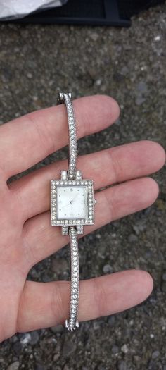 Vintage jewelry is sold individually for 5 to 10 euros