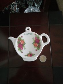 Plastic plate for tea bags