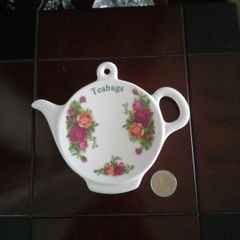 Plastic plate for tea bags