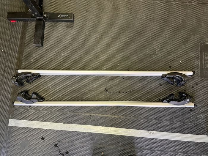 Amazon Basics Lockable Roof Bars, 142 cm, Raised Rails, Barely Used