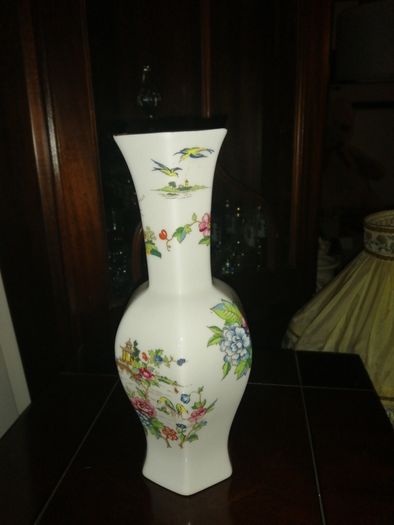 Crown porcelain vase