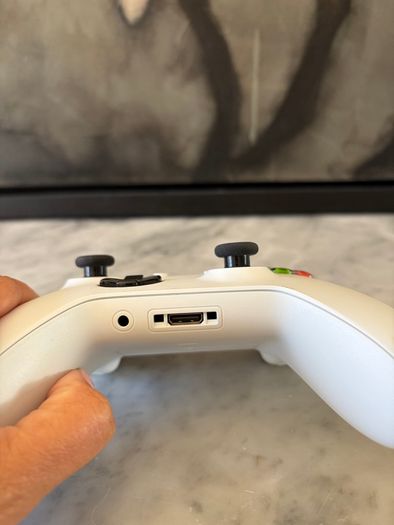 Official Xbox Wireless Controller (Robot White) - Bluetooth Model 1708