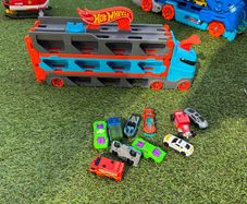 Hot wheels car carrier