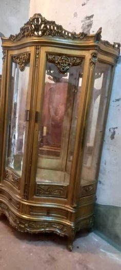 Very large vitrine cabinet