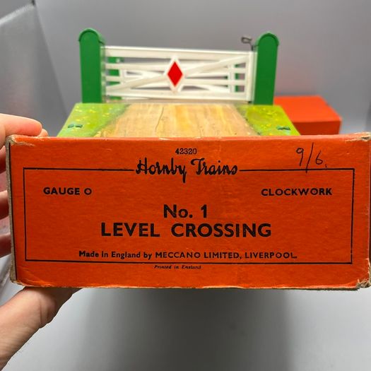 Hornby Trains O Gauge No 1 Tin Level Crossing + No 2 Single Arm Signal Boxed