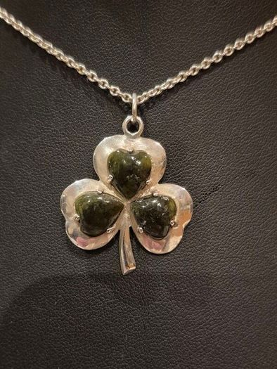 Beautiful vintage sterling silver shamrock necklace with green marble