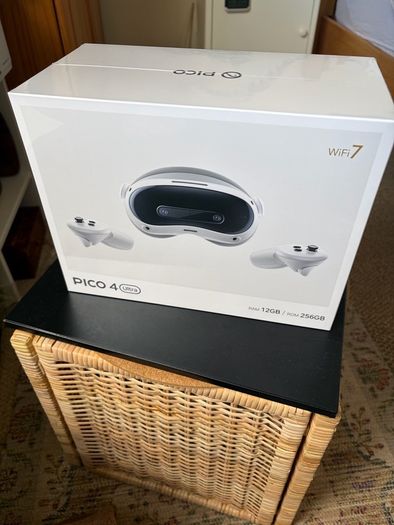 Pico 4 Ultra VR set