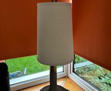 Table lamp (grey bar with gold) neutral/oatmeal colour shade