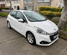 Peugeot 208 petrol  2017; 1.2 L
