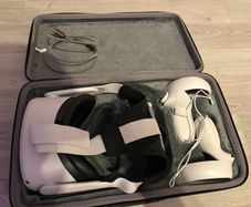 Meta Quest 2 128gb w/ Case Mint Condition