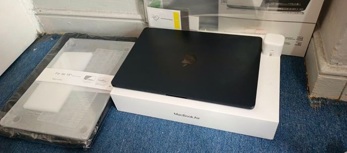 MacBook Air 15.3 M5 16GB 512GB  Hub  Accessories