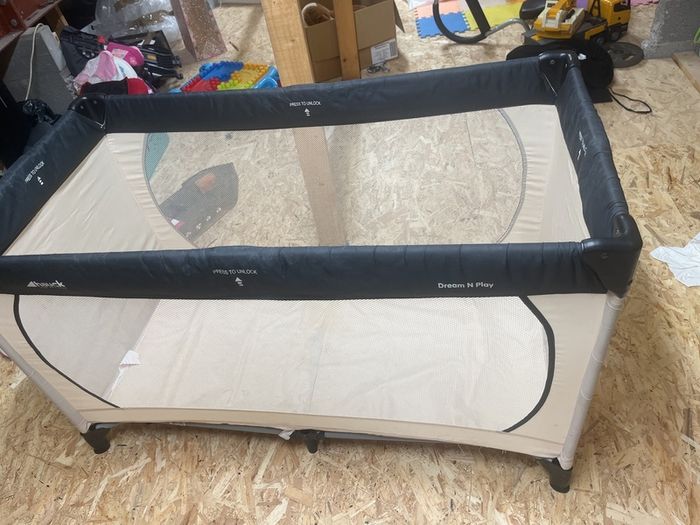 Hauck cot / play pen