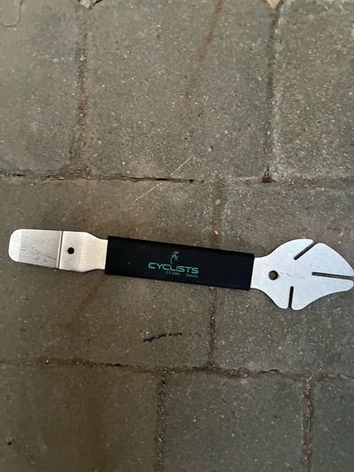 Bike disk rotor truing tool and pad spreader