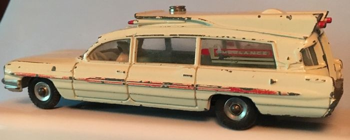 Dinky Toys 1/43 Pontiac Superior Criterion Ambulance