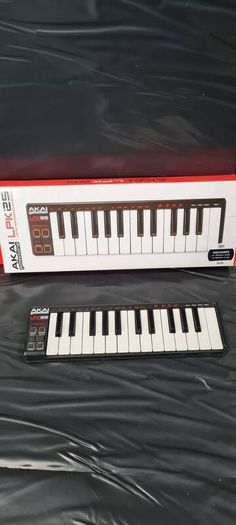 Akai LPK25 laptop midi keyboard