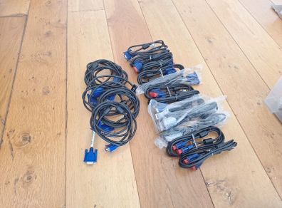 17 x VGA cables