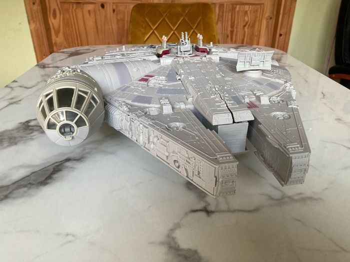 Star Wars Episode VII, VIII, IX Deluxe Battle Action Millennium Falcon