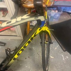 Carbon  fibre  mans racing bike Look695