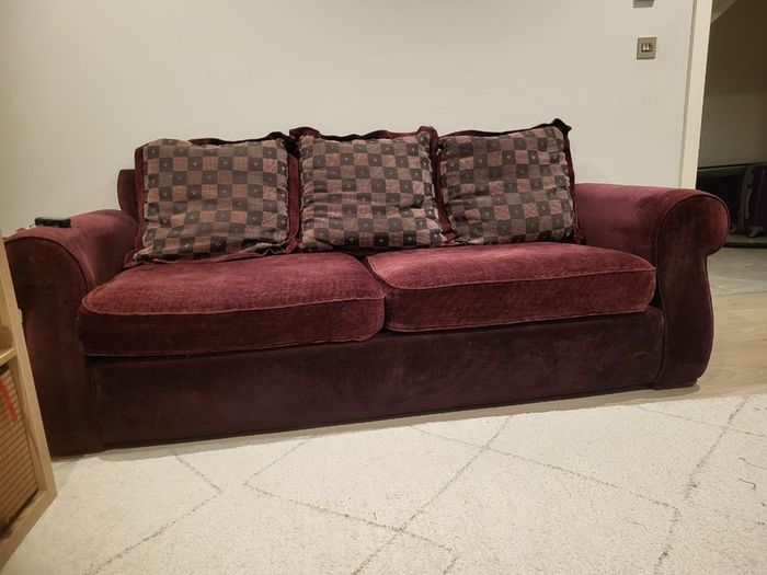 3 seater large couch  burgundy 40 euro