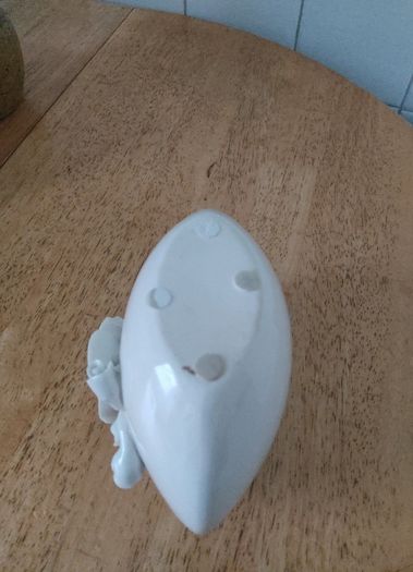 Unknown Vase in excellent condition with beautiful white roses