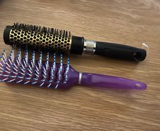 2 Hair Brushes