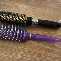 2 Hair Brushes