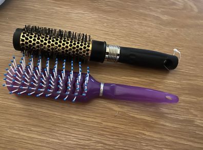 2 Hair Brushes