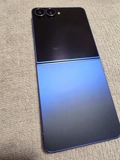 Samsung Galaxy Z Flip 7 512GB - Like New, 1 year old -12 mth Samsung Waranty -Blue color