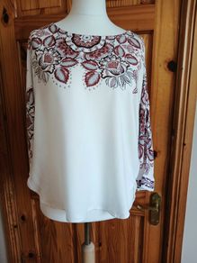 deisgual ladies floral top size XL includes postage
