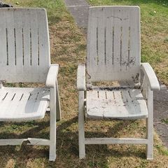2 Garden sun chairs (plastic, 1 with some damage)