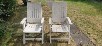 2 Garden sun chairs (plastic, 1 with some damage)