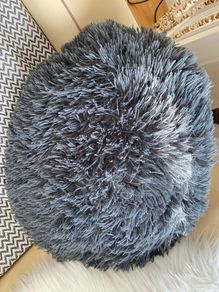 4 Grey cushions