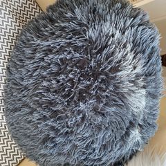 4 Grey cushions