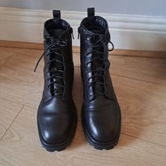 Leather woman's boots