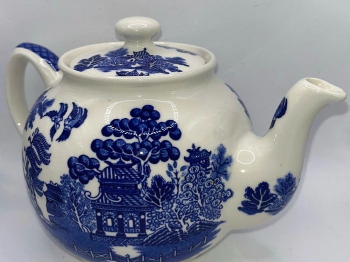 Vintage blue willow tea pot by Sadler England