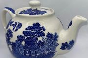 Vintage blue willow tea pot by Sadler England