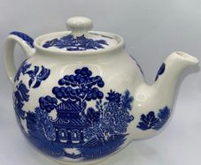 Vintage blue willow tea pot by Sadler England